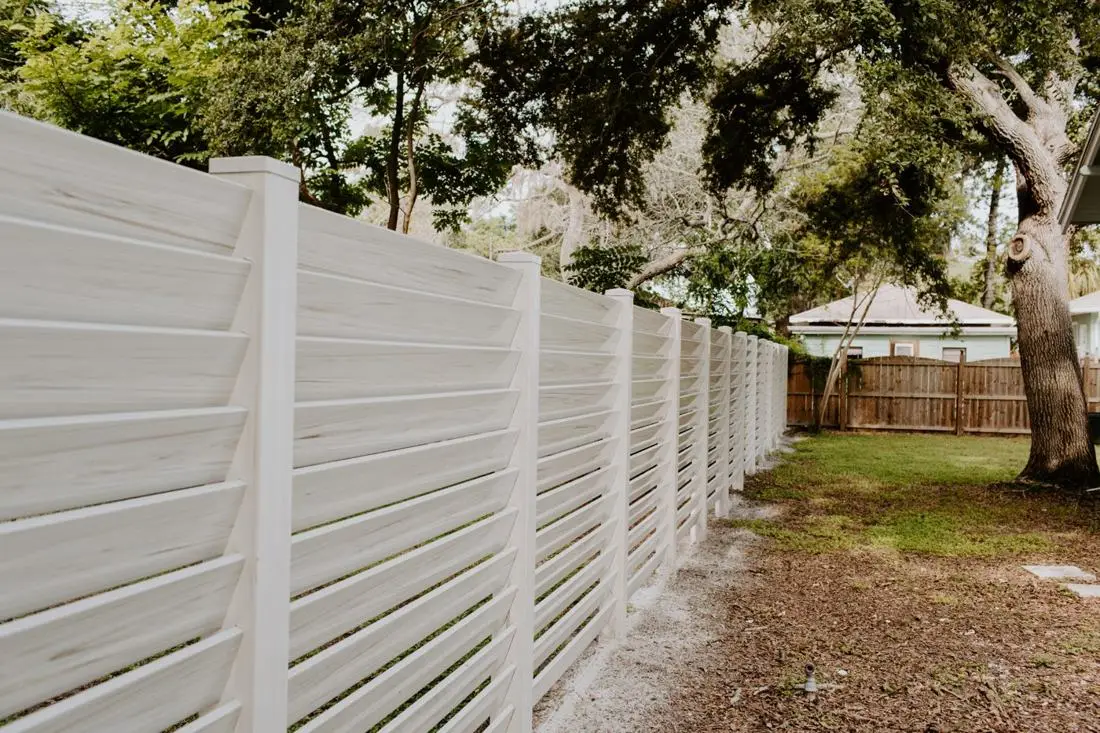 Louver vinyl semi-privacy fence